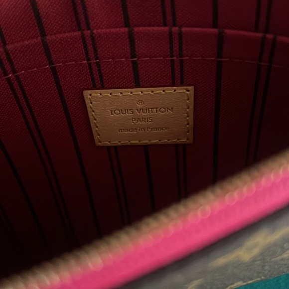 This is an authentic LOUIS VUITTON Monogram Neverfull MM GM Pochette in Pivoine. - Picture 5 of 7